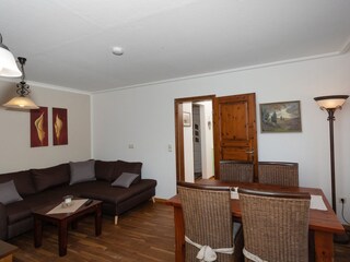 Wohnzimmer mit Blick zur Küche