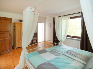 Der große Schlafraum mit Blick zum kleinen Schlafraum