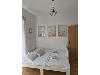 Durchgangszimmer mit Balkon