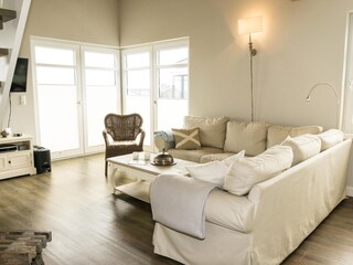 Großes Wohnzimmer mit offener Anbindung zur Galerie