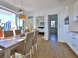 Wohnzimmer mit Blickrichtung Balkon und 2. Schlafzimmer
