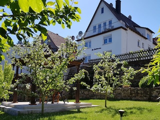 der Blick auf das Haus vom Garten aus