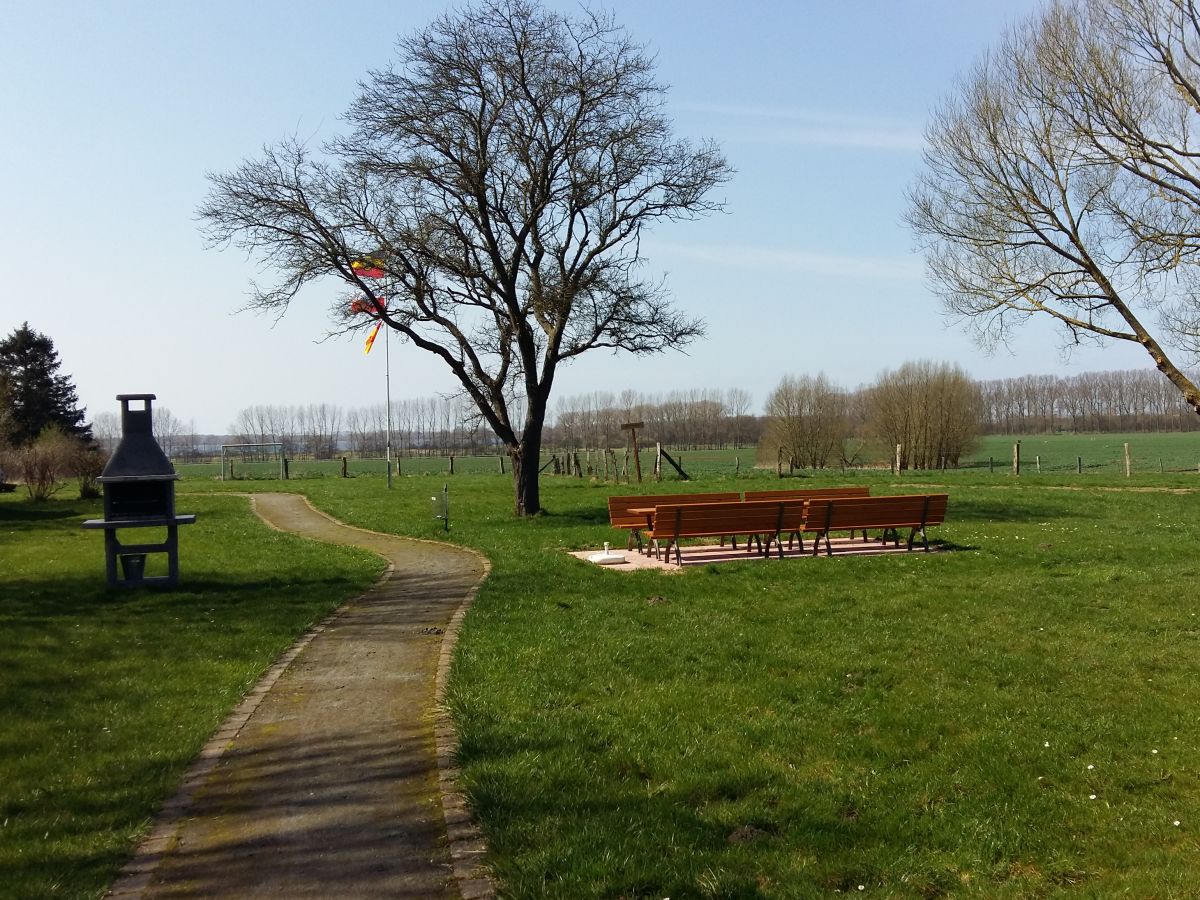 Außenanlage mit Grillplatz, Bolzplatz, Blick zum Wasser