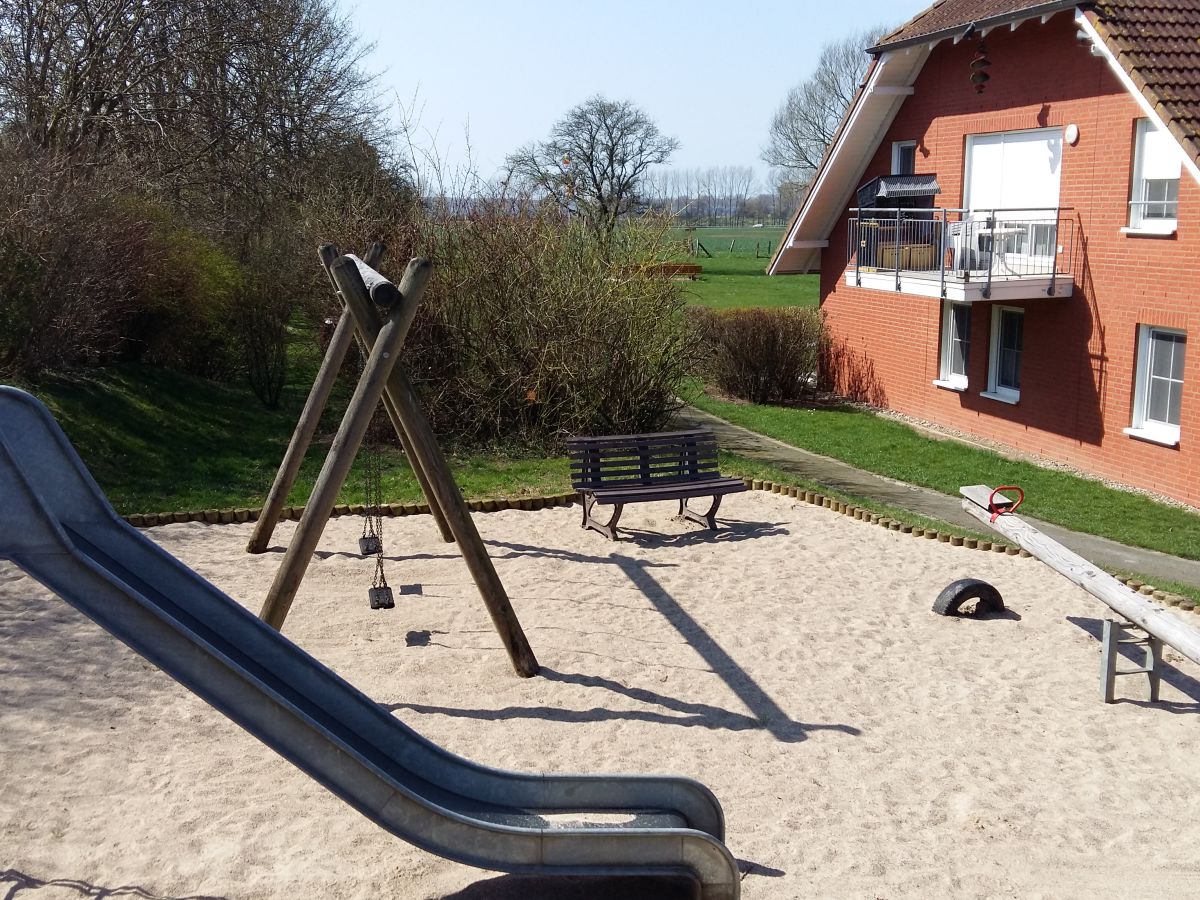 Spielplatz mit Rutsche, Schaukel, Sandkasten