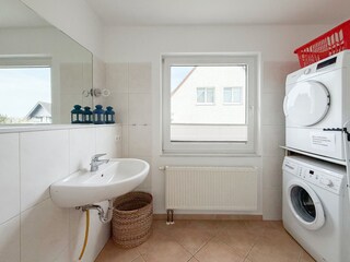 Gäste WC im EG mit Waschmaschine und Trockner