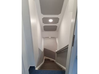 Treppe vom  Wohnzimmer nach unten zu Eingang