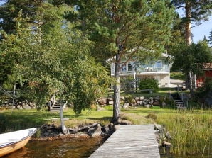 Schönes Ferienhaus am See mit Boot - Sävsjö - image1