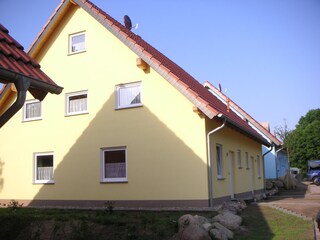 Seitenansicht mit Hauseingang