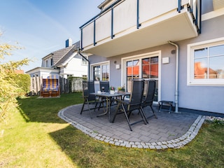 großer Garten mit Terrasse