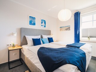 Schlafzimmer mit Boxspringbett