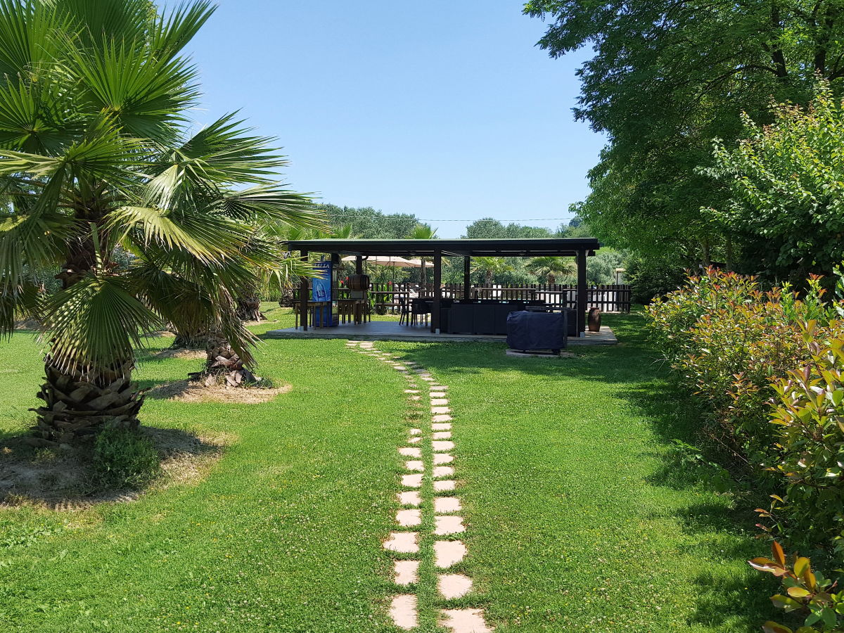 Großer Garten rund ums Haus