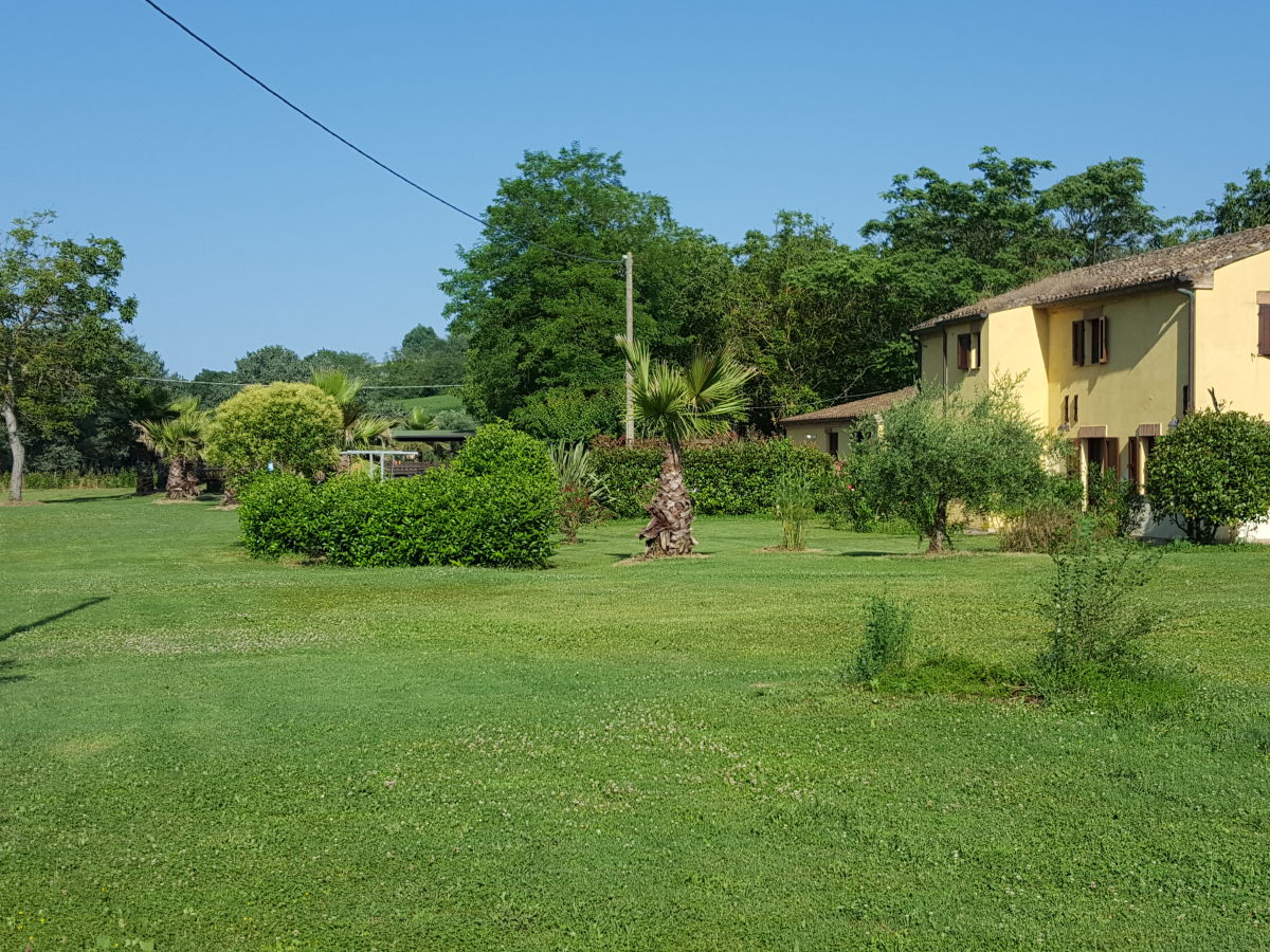 Großer Garten rund ums Haus