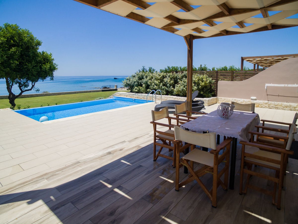 Terrasse und Poolbereich mit Blick auf Libysches Meer