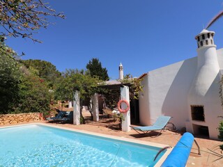 Ein Poolblick mit Barbeque