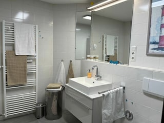 Badezimmer mit Waschbecken und Spiegel