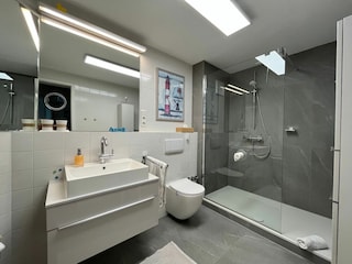 Badezimmer mit Dusche