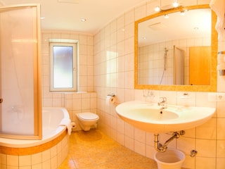 Bad mit Badewanne Pension Sonnleitn Stubaital Neustift