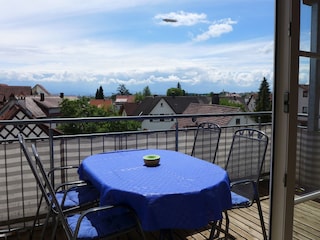 Balkon mit Berg-/Seesicht über den Dächern von Ailingen