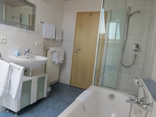 Badezimmer mit Dusche, Badewanne und WC