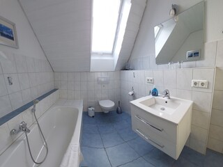 Bad mit Dusche, Badewanne und WC