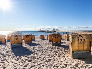 Strandkörbe mit Blick auf die Seebrücke Kellenhusen