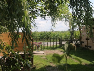 geschütze Sitzecke mit Blick auf die Felder