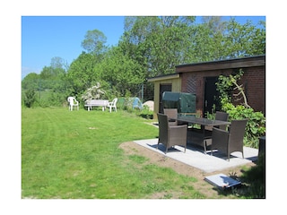 Zur Wohnung gehört eine kleine Terrasse im Garten