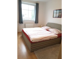 Schlafzimmer mit Doppelbett