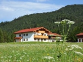 Gästehaus im Sommer