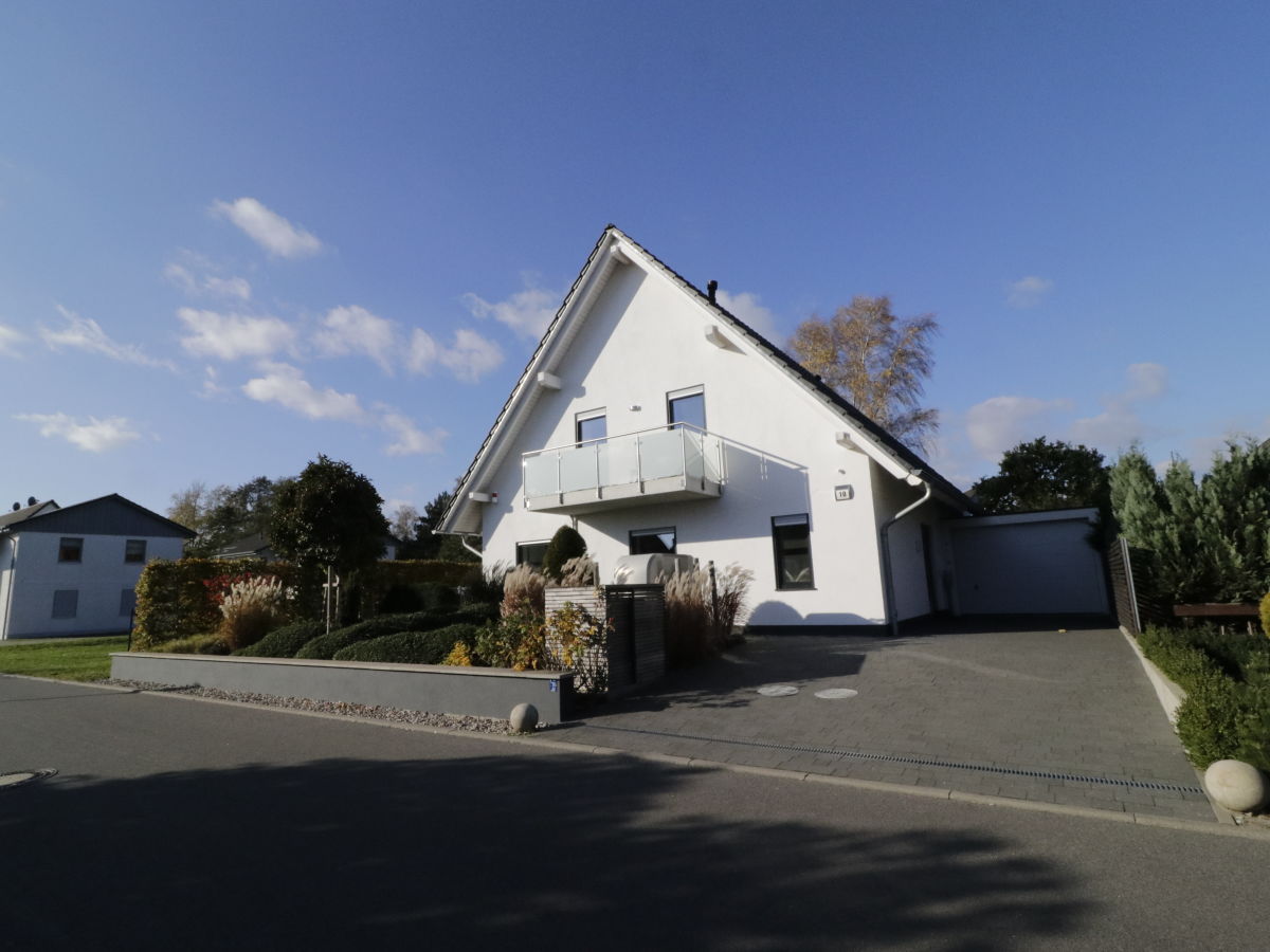 Haus mit Auffahrt und Parkplatz