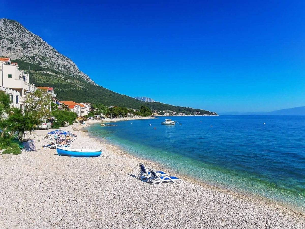 Der Strand besteht aus feinem Kies