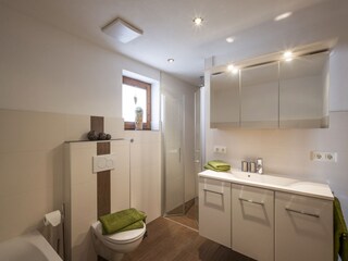 Bad mit Dusche, Badewanne, WC, Fussbodenheizung