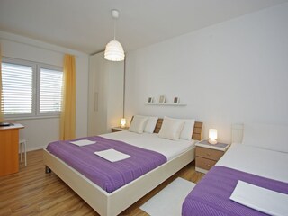 Das Schlafzimmer mit Doppelbett und Einzelbett