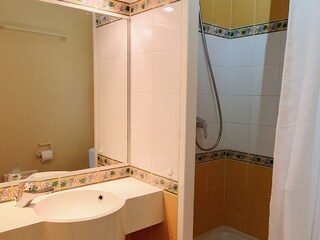 bathroom with shower en 2nd toilet
