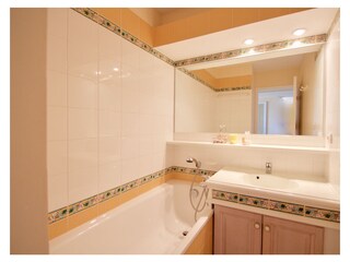 bathroom with bathtub
