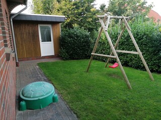 Schaukel und Sandkasten