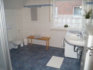 Bad oben mit Waschm. u. Wickelt.