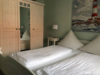 Schlafzimmer 1 mit Doppelbett