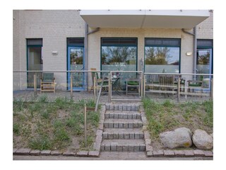 Eingang zur Inselblume 49 und die Terrasse der Inselblume 48 nebenan