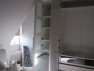 Kleiderschrank mit Innenleben