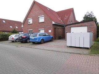 Eingang mit Parkplatz