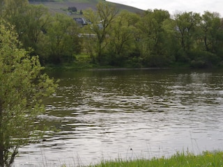 Blick auf den kleinen Kieselstrand