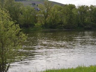 Blick auf den kleinen Kieselstrand