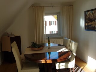 Lichtdurchfluteter Essbereich