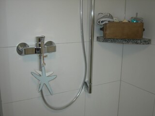 Badezimmer mit ebenerdiger Dusche