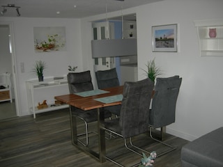 Wohnzimmer-Essbereich mit Blick in die Küche und Flur