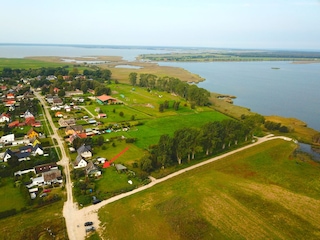 Zur Oie 37 mit Pfeil, mit Bodden, im Hintergrund Ostsee