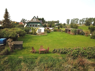 Im Garten viele Sitzecken, Strandkorb, nur Holzmöbel