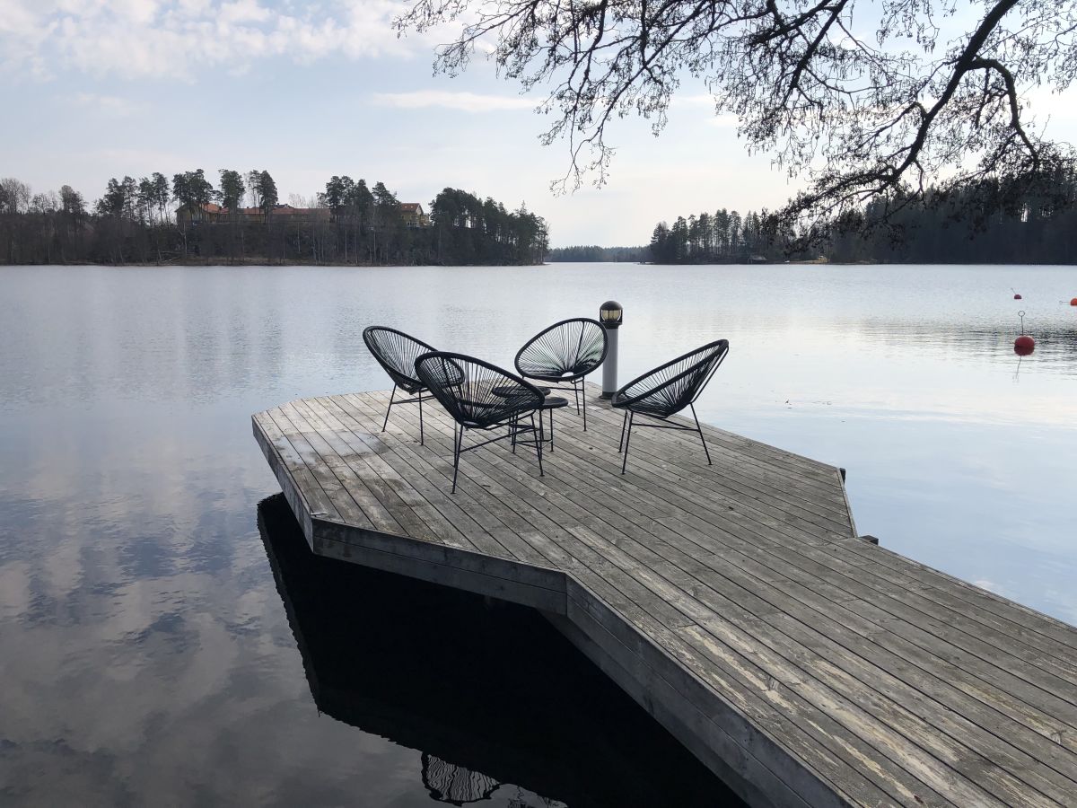 Gemütliches Sitzen direkt auf dem See