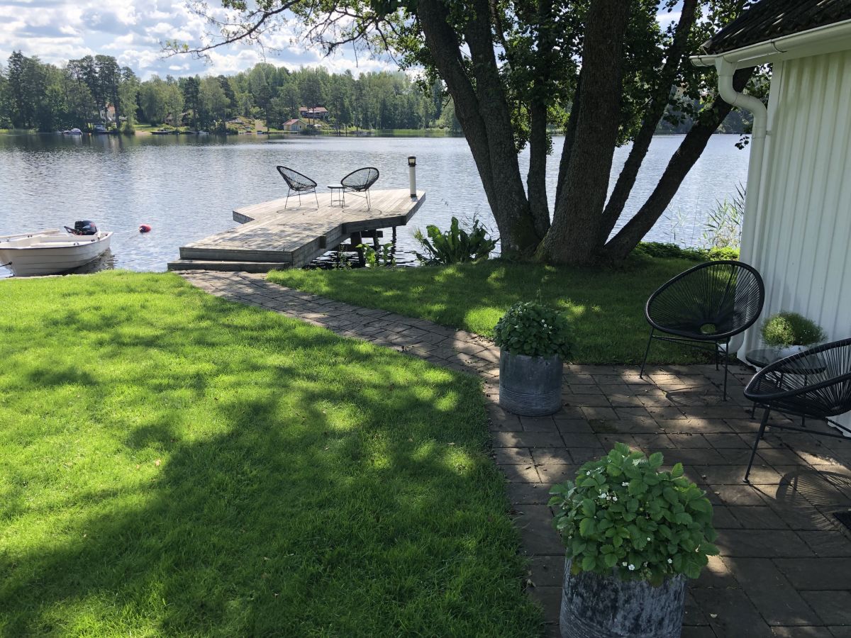 Sitzplätze am Ferienhaus und auf dem See